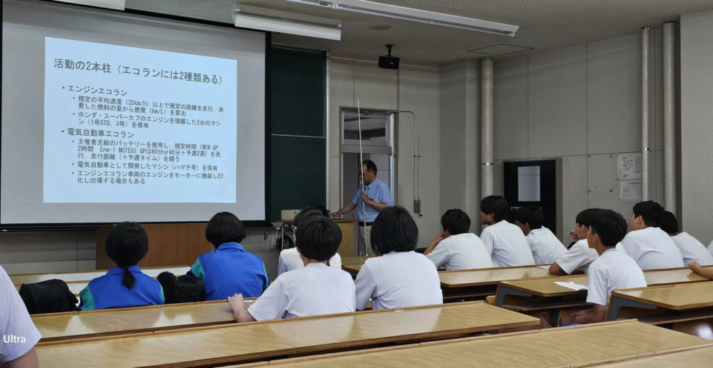 八戸工業大学で機械工学の模擬講義を受講する生徒たち